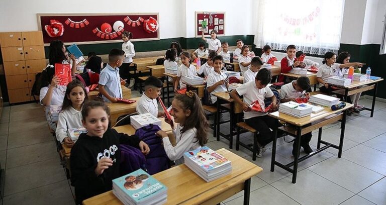 okullarda-yeni-donem-basliyor-4-yil-kararini-bakan-duyurdu-iste-kiyafetlerdeki-yasaklar-ybF9m78l.jpg