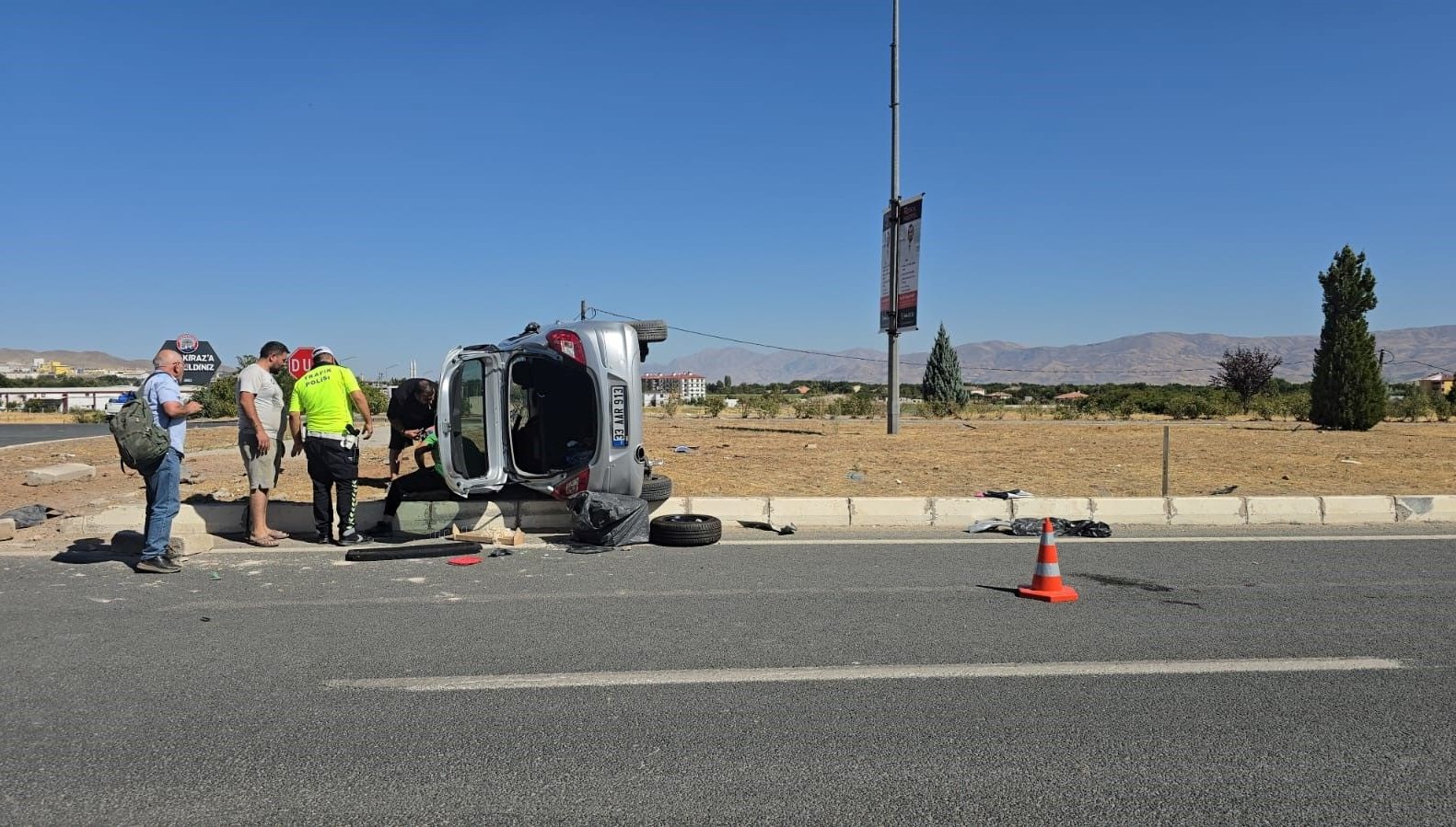 elazigda motosikletle otomobil carpisti 1i agir 2 yarali KzFt5Mrk