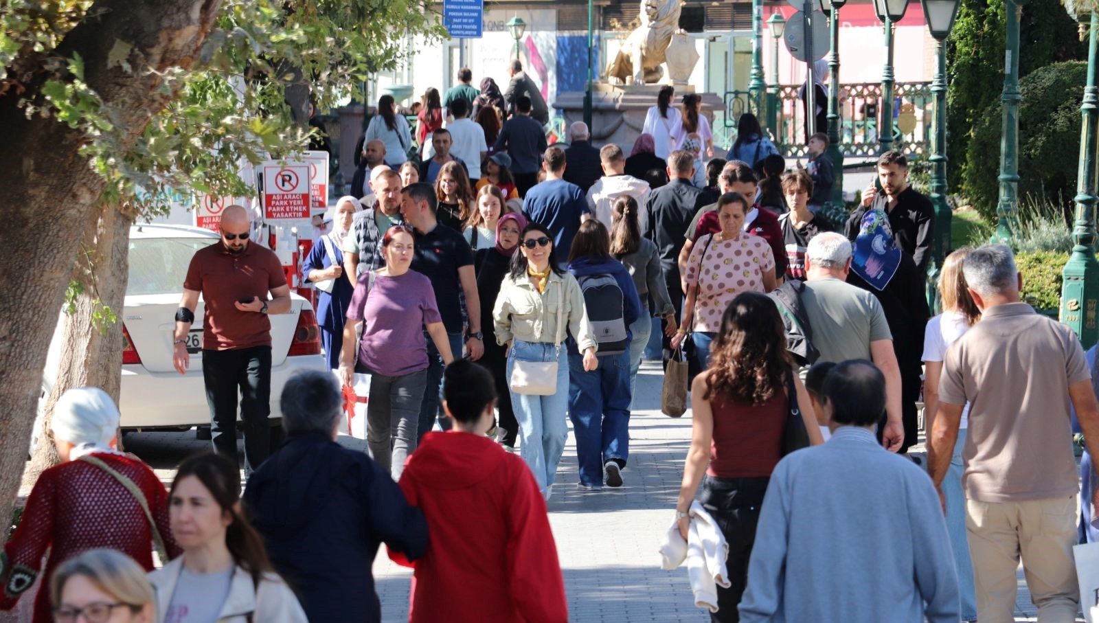 guzel havayi firsat bilen vatandaslar carsiyi doldurdu g9vXcWp3