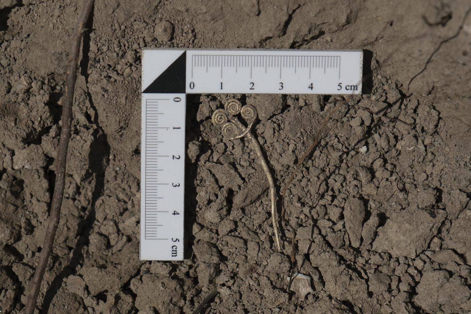 troyada 4 bin 500 yillik altin bros ve ender yesim tasi gun isigina cikarildi B3lEer5O