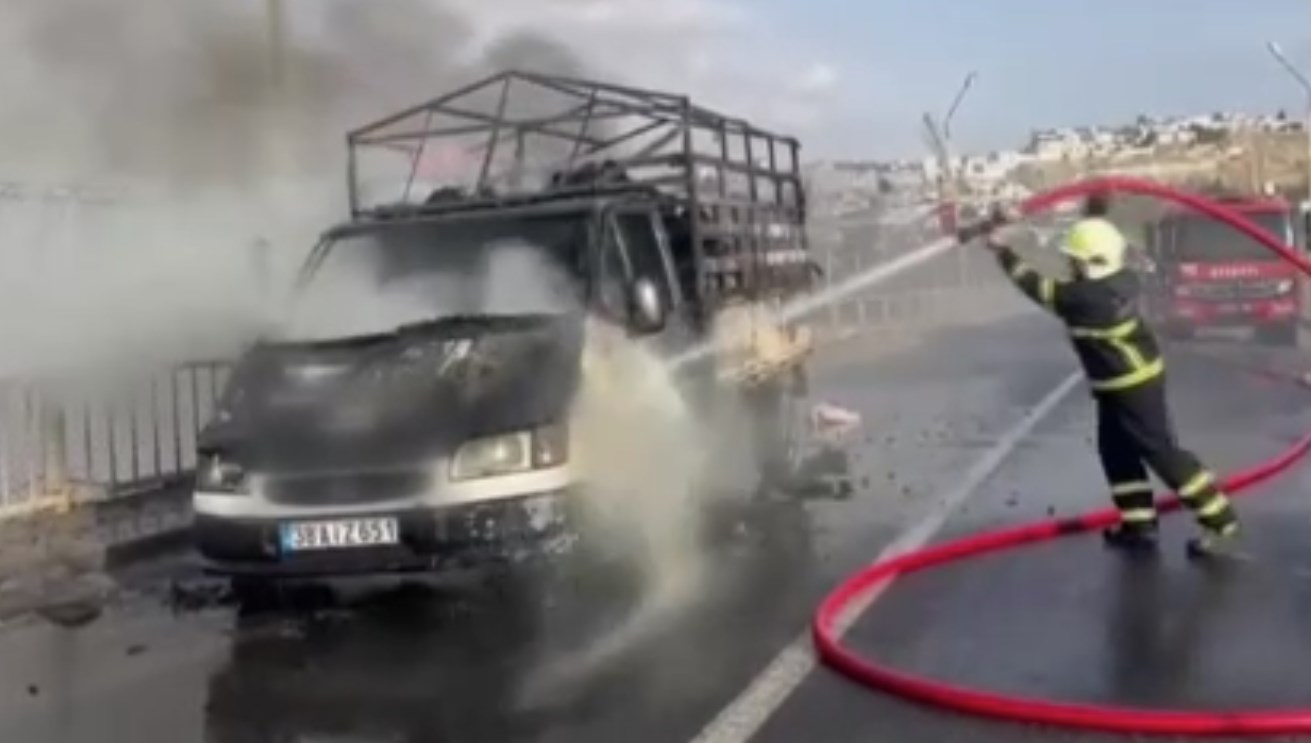 seyir halindeki kamyonet alev aldi surucu sicaklik hissedince 3 kisi kurtuldu zq5Wuz6k.jpg