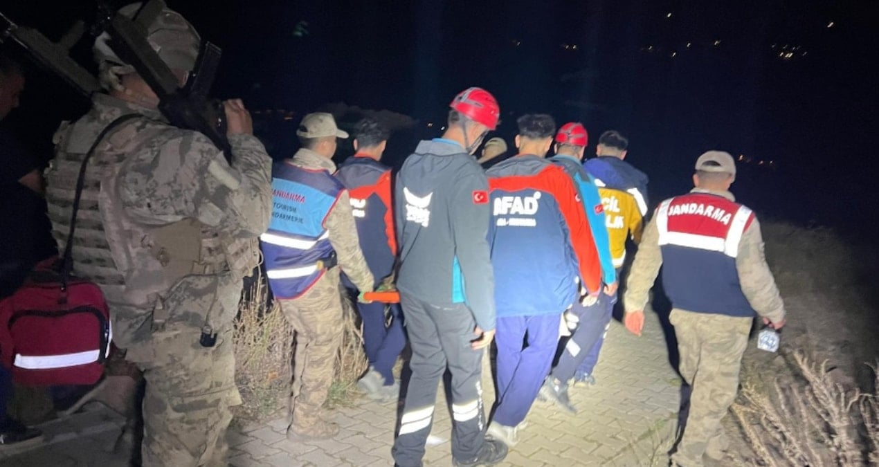 tuncelide film gibi kurtarma operasyonu 15 saat sedye ile tasinarak hastaneye ulastirildi gBSp8ZJc