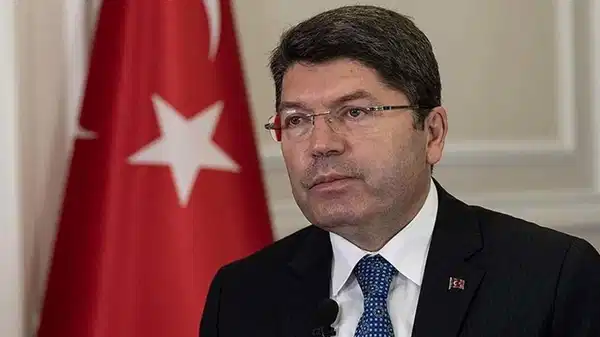 adalet bakani yilmaz tuncu protesto eden ogrencilere gozalti vYSvMNKZ.jpg