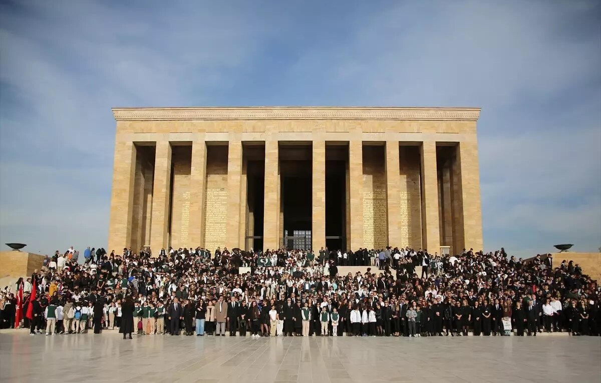 doga koleji ataturku anmak icin anitkabiri ziyaret etti CvIYbmDI.jpg