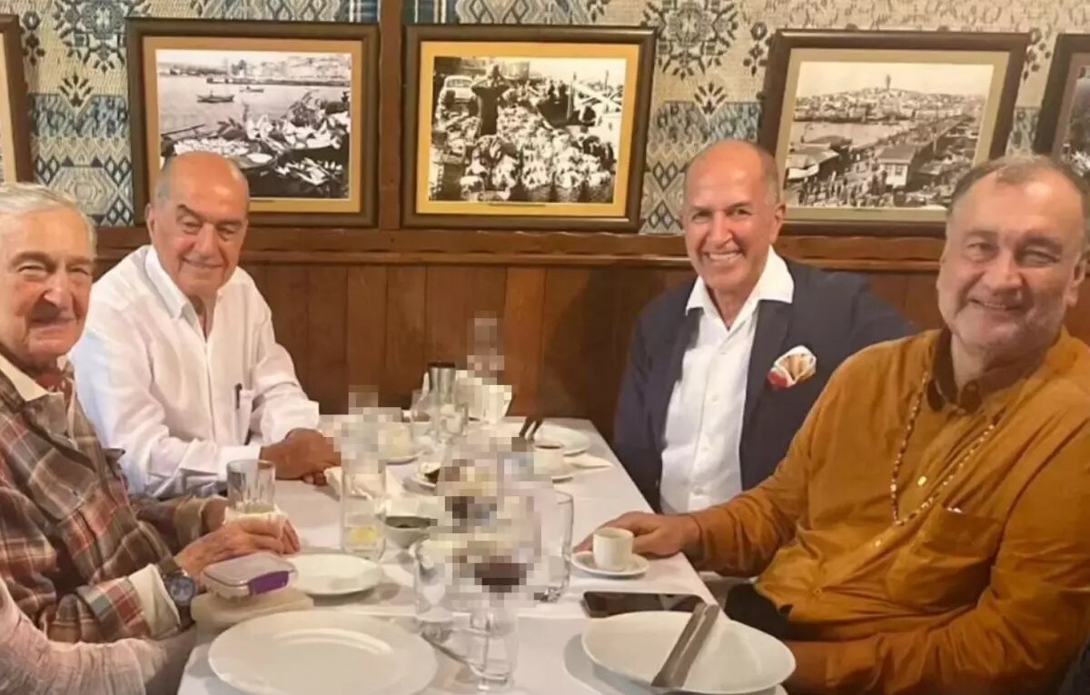 murat ulker ve rahmi kocun mutevazi aksam yemegi masadaki detay dikkatlerden kacmadi FIFDyyfr.jpg