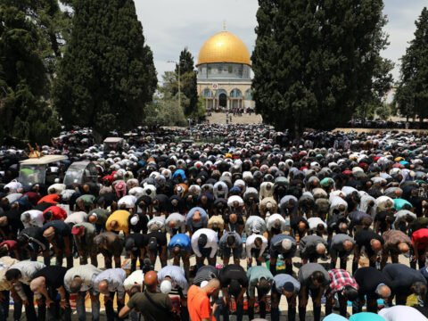 Filistinliler, cuma namazını İsrail’in kısıtlamaları nedeniyle kapatılan Mescid-i Aksa’nın çevresinde kıldı