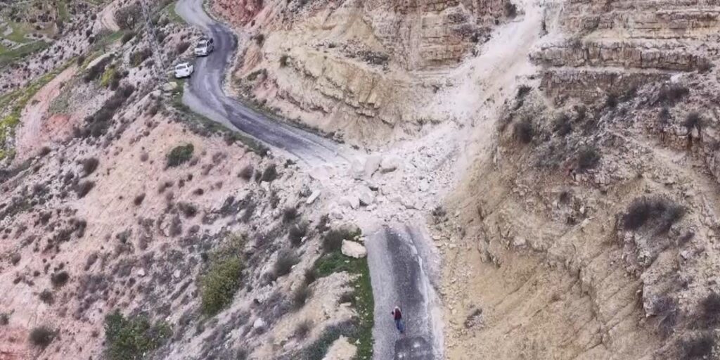 batmanda-heyelan-dev-kaya-parcalari-koy-yolunu-ulasima-kapatti-dYBJrgRV