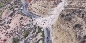 batmanda-heyelan-dev-kaya-parcalari-koy-yolunu-ulasima-kapatti-dYBJrgRV