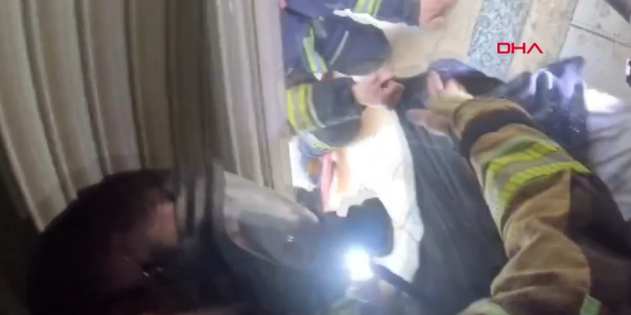 Yangında Bayılan Vatandaşın Kurtarılması Anları Kask Kamerasında