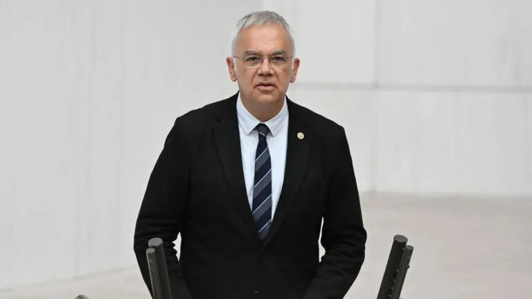 chpli-paladan-saglik-bakanligina-randevu-krizi-tepkisi-sagliga-erisimlerinin-onundeki-engelleri-kaldirin-PZXNlgFG