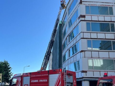 Beyoğlu’nda 6 katlı binada çıkan yangın söndürüldü